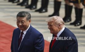 Presiden China Xi Jinping dan Presiden AS Donald Trump menghadiri upacara penyambutan di Aula Besar Rakyat di Beijing, 14 Mei 2026. 
