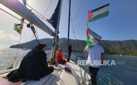 Kapal-kapal Armada Sumud Global melanjutkan kembali perjalanan menuju Gaza dari perairan antara Yunani-Turki, Ahad (17/5/2026).