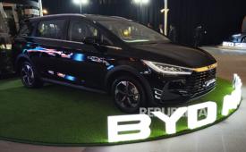 BYD M6 DM, mobil hibryd pertama BYD di Indonesia.