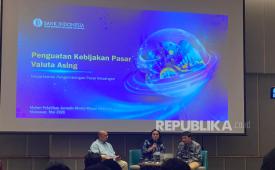 Direktur Departemen Kebijakan Makroprudensial Bank Indonesia (BI) Dhaha P. Kuantan (paling kanan) dan Direktur Departemen Pendalaman Pasar Keuangan BI Ruth A. Cussoy Intama (tengah) dalam acara Pelatihan Wartawan BI bertajuk 