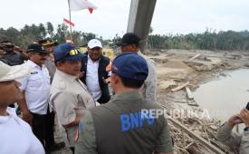 Mendagri M Tito Karnavian meninjau salah satu daerah terdampak bencana di Pulau Sumatera.