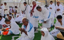 Jamaah haji Indonesia berdoa saat puncak haji, wukuf di Arafah, Selasa (26/5/2026).