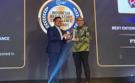 Penyerahan Penghargaan oleh Randy Ozora Siregar, S.H., M.H., Kepada Wakil Dir LCA Wicaksono W.S