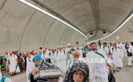 Jamaah haji melaksanakan proses lempar jumrah Aqabah di Jamarat, Mina, Makkah, Arab Saudi pada 10 Dzulhijjah yang bertepatan dengan Rabu (27/5/2026).