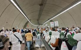 Jamaah haji melaksanakan proses lempar jumrah Aqabah di Jamarat, Mina, Makkah, Arab Saudi pada 10 Dzulhijjah yang bertepatan dengan Rabu (27/5/2026).