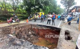 Kondisi jalan yang ambles di Jalan Raya Lenteng Agung arah Depok, Kelurahan Srengseng Sawah, Kecamatan Jagakarsa, Jakarta Selatan, Jumat (29/5/2026).