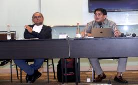 Pakar energi dari Departemen Teknik Sistem Energi Fakultas Teknik Universitas Indonesia Eko Adhi Setiawan dan Direktur Eksekutif Institute for Essential Services Reform (IESR) Fabby Tumiwa berbicara di media briefing Indonesia Kejar PLTS 100 GW, Apa yang Perlu Diperhatikan?, di Jakarta, Jumat, (29/5/2026).