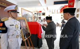 Presiden RI Prabowo Subianto didampingi Menhan RI Sjafrie Sjamsoeddin memberikan penghormatan terakhir kepada Menhan periode 2014-2019 Ryamizard Ryacudu di Gedung Bhinneka Tunggal Ika Kementerian Pertahanan RI, Jakarta Pusat, Senin (1/6/2026).
