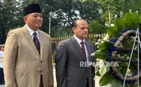 Menhan RI Sjafrie Sjamsoeddin dan Menhan Qatar Sheikh Saoud bin Abdulrahman bin Hassan bin Ali Al Thani di halaman Kementerian Pertahanan, Jakarta Pusat, Selasa (2/6/2026).