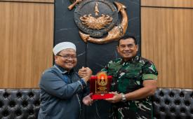 Ketua Umum Forum Dai Mubaligh Al Azhar Indonesia Ustaz Fahmi Salim melakukan salam komando dengan Panglima Korps Marinir Letjen Endi Supardi