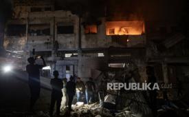 Warga Palestina memeriksa lokasi serangan Israel terhadap sebuah bangunan tempat tinggal yang menampung pengungsi di Kota Gaza, 27 Mei 2026. 