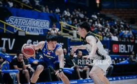 Guard Satria Muda Pertamina Bandung Abraham Damar Grahita dijaga oleh guard Borneo Hornbills Antoni Erga pada gim pertama semifinal IBL 2026 di Bandung Arena, Bandung, Jumat (5/6/2026) malam.