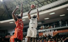 Pemain asing Dewa United Banten Troy Gillenwater melepaskan tembakan saat timnya menghadapi Pelita Jaya Basketball Jakarta pada gim pertama semifinal IBL 2026 di PJ Arena, Jakarta, Sabtu (6/6/2026). Dewa United mengalahkan Pelita Jaya 78-76 di gim pertama dalam format the best of five.