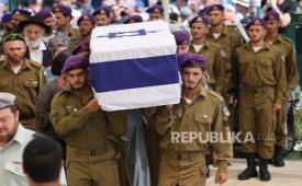 Tentara Israel membawa peti mati Sersan Ohad Yaari saat upacara pemakamannya di Rehovot, Israel, 7 Juni 2026. Militer Israel mengumumkan pada 6 Juni, bahwa dua tentara tewas dalam insiden terpisah di Lebanon selatan.