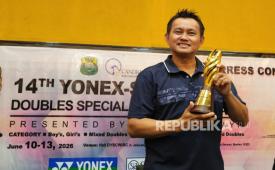 Candra Wijaya memegang trofi juara yang diperebutkan dalam turnamen bulu tangkis khusus ganda putra Yonex-Sunrise Doubles Special Championships 2026 dalam konferensi pers di Jakarta, Senin (8/6/2026). Kejuaraan yang memasuki penyelenggaraan ke-14 tersebut akan berlangsung pada 10-13 Juni 2026 di Daihatsu Yonex-Sunrise Candra Wijaya International Badminton Centre (DYSCWIBC), Jelupang, Serpong, Tangerang Selatan, Banten.