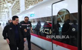 Ketua Umum PSSI Erick Thohir (kiri) berangkat ke Bandung menaiki Whoosh untuk menyaksikan pertandingan timnas putri Indonesia melawan Kamboja, Selasa (9/6/2026) sore.