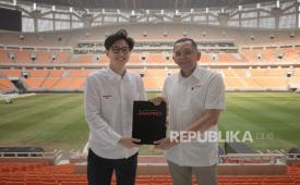PT Jakarta Propertindo (Perseroda) atau Jakpro dan Feel Good Network resmi menandatangani perjanjian kemitraan strategis untuk pengelolaan naming rights Jakarta International Stadium (JIS).