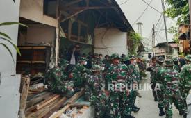 Suasana eksekusi rumah warga oleh TNI AD di Kelurahan Lenteng Agung, Jagakarsa, Rabu (10/6/2026).
