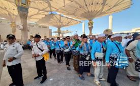 Jamaah haji Indonesia gelombang kedua antre masuk ke Raudhah, yakni makam Nabi Muhammad SAW di dalam Masjid Nabawi, Madinah, Arab Saudi, Jumat (12/6/2026).