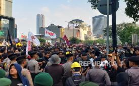 Mahasiswa diadang oleh TNI dan polisi di Jalan MH Thamrin, tepatnya di depan Gedung UOB, Jumat (12/6/2026) sore. Alhasil, mahasiswa tidak bisa melanjutkan perjalanan ke kawasan Bundaran HI.