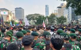 Mahasiswa diadang oleh TNI dan polisi di Jalan MH Thamrin, tepatnya di depan Gedung UOB, Jumat (12/6/2026) sore. Alhasil, mahasiswa tidak bisa melanjutkan perjalanan ke kawasan Bundaran HI.