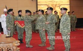 Kepala Staf Umum (Kasum) TNI Letjen Richard Taruli Horja Tampubolon memimpin acara serah terima jabatan Dansesko TNI dan Pangkogabwilhan II.