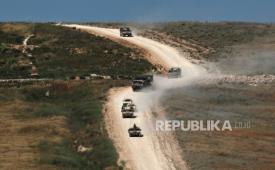 Kendaraan militer Israel bermanuver di sisi perbatasan Lebanon, terlihat dari Galilea Atas di Israel utara, 18 Juni 2026. 
