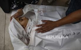 Kerabat menangis di samping jenazah Julie Al-Balawi (8 tahun) di dalam Rumah Sakit Nasser di Khan Yunis, di Jalur Gaza selatan, pada 21 Juni 2026. Ia syahid akibat serangan Israel yang menargetkan pantai di Khan Yunis.