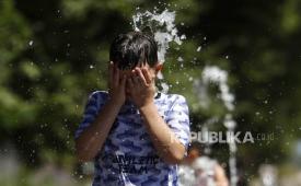 Anak-anak bermain di air mancur pada hari yang cerah di Montpellier, Prancis selatan, 18 Juni 2026. Prancis mengalami peningkatan suhu, mendorong Meteo-Prancis mengeluarkan peringatan oranye untuk 29 departemen. 
