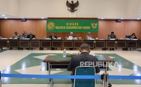 Suasana sidang Majelis Kehormatan Hakim (MKH) dengan putusan memecat hakim yang terlibat perkara suap.