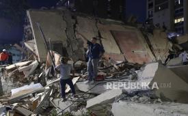 Petugas tanggap darurat melakukan operasi penyelamatan di Caracas, Venezuela, 24 Juni 2026. Dua gempa bumi dahsyat melanda Venezuela, termasuk gempa berkekuatan 7,5 skala richter, menyebabkan bangunan-bangunan runtuh. 