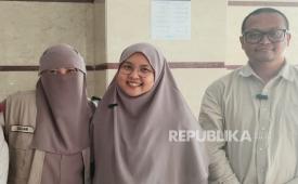 Jamaah haji dari Jakarta kloter JKS 25, Mutiara Daru Nur Islam (tengah) bersama suami (kanan) saat ditemui Republika di Madinah, Arab Saudi, Kamis (25/6/2026). Keduanya mengungkapkan keuntungan bisa berhaji di usia yang relatif muda. 
