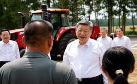 Presiden China Xi Jinping berbicara dengan petani