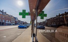 Termometer di sebuah apotek menunjukkan suhu 45°C pada pukul 18:08 di luar Brussels, Grimbergen, Belgia, 26 Juni 2026. Pihak berwenang mengaktifkan fase siaga dari rencana nasional ozon dan gelombang panas di seluruh negeri sebagai respons terhadap periode panas ekstrem yang berkepanjangan. Suhu di Belgia diperkirakan akan tetap di atas 30°C sepanjang minggu, dengan suhu tertinggi mencapai hingga 38°C.