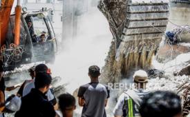 Tim pertahanan sipil Palestina berupaya mengevakuasi sekitar 45 jenazah yang diyakini masih tertimbun di bawah reruntuhan rumah keluarga Ghaboun—yang hancur akibat serangan Israel baru-baru ini—di Jalan Al Talatini, Kota Gaza, pada 27 Juni 2026.
