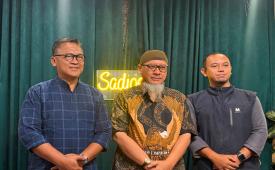 Ketua Paguyuban Lender DSI Achmad D Pitoyo (tengah) dan lender DSI Muhammad Munir (kiri) dalam taklimat media paguyuban Lender DSI di Kawasan Tebet Jakarta Selatan, Selasa (30/6/2026).  