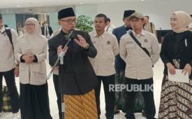 Wakil Menteri Haji dan Umrah (Wamenhaj) Dahnil Anzar Simanjuntak saat menerima kedatangan Petugas Penyelenggara Ibadah Haji (PPIH) Daerah Kerja (Daker) Madinah di Bandara Internasional Soekarno-Hatta, Tangerang, Kamis (2/7/2026).