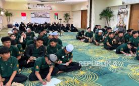 Para santri dan santriwati di Camp Tajul Waqar II, sebuah program pembinaan Alquran yang membawa pengalaman pendidikan para hafizh Palestina ke Indonesia, Ahad (28/6/2026). 
