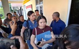 Keluarga mendiang dokter Icha saat melaporkan kasus dugaan intimidasi di Polda NTT, Kota Kupang, Jumat (3/7/2026).