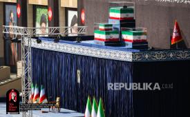 Prosesi pemakaman mantat Pemimpin Tertinggi Iran Ali Khamenei di Teheran, Sabtu (4/7/2026).