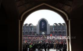 Warga Iran memberikan penghormatan kepada mendiang Pemimpin Tertinggi Iran Ayatollah Ali Khamenei dalam upacara perpisahan menjelang pemakamannya di Masjid Agung Mosallah di Teheran, Iran, pada 4 Juli 2026.