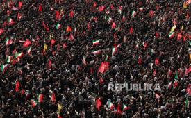 Warga Iran memberikan penghormatan kepada mendiang Pemimpin Tertinggi Iran Ayatollah Ali Khamenei dalam upacara perpisahan menjelang pemakamannya di Masjid Agung Mosallah di Teheran, Iran, pada 4 Juli 2026.