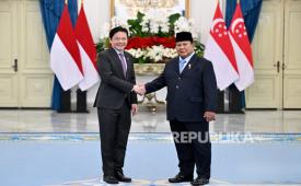 Presiden Prabowo Subianto menyalami PM Singapura Lawrence Wong di Istana Merdeka, Jakarta Pusat, Senin (6/7/2026).