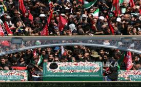 Warga Iran berkumpul di sekitar peti jenazah mendiang Pemimpin Tertinggi Iran, Ayatollah Ali Khamenei, dan anggota keluarganya dalam upacara pemakamannya di Teheran, Iran, pada 6 Juli 2026.