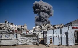 Asap membubung setelah serangan udara Israel di bagian selatan Kota Gaza, 12 Juli 2026. Menurut Kementerian Kesehatan Gaza, lebih dari 14 warga Palestina terluka dalam serangan tersebut. 