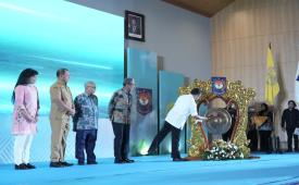 Menteri Dalam Negeri (Mendagri) Tito Karnavian membuka Program Kepala Desa Masuk Kampus Angkatan II di Balai Purnomo Universitas Indonesia (UI), Depok, Jawa Barat, Selasa (14/7/2026).