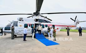 Presiden RI Prabowo Subianto turun dari Helikopter Kepresidenan.