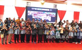 Sebanyak 46 profesor dan dosen Universitas Negeri Jakarta (UNJ) bersama Billy Mambrasar turun ke wilayah pedalaman Kabupaten Mappi, Papua Selatan untuk melatih sekitar 1.000 kepala sekolah, guru, dan pengawas sekolah pada 6-10 Juli 2026.