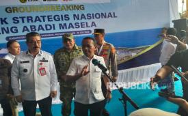 CEO INPEX Corporation Takeyuki Ueda (kiri, depan) dan Menteri Energi dan Sumber Daya Mineral Bahlil Lahadalia (kanan, depan)  dalam konferensi pers groundbreaking Proyek Strategis Nasional LNG Abadi Masela di Kabupaten Kepulauan Tanimbar, Provinsi Maluku, Kamis, (16/7/2026).
