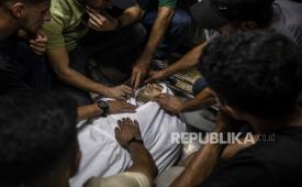 Warga Palestina meratapi jenazah mantan polisi Abed Almalek Abu Jobein, di Rumah Sakit Al-Shifa, Kota Gaza, pada 14 Juli 2026. Setidaknya tujuh warga Palestina tewas dalam serangan Israel terhadap sebuah kantor polisi di Jabalia, Gaza utara. 